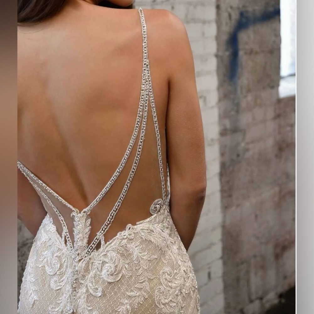 Martina Liana Wedding Dress with Train - Picture 3 of 12